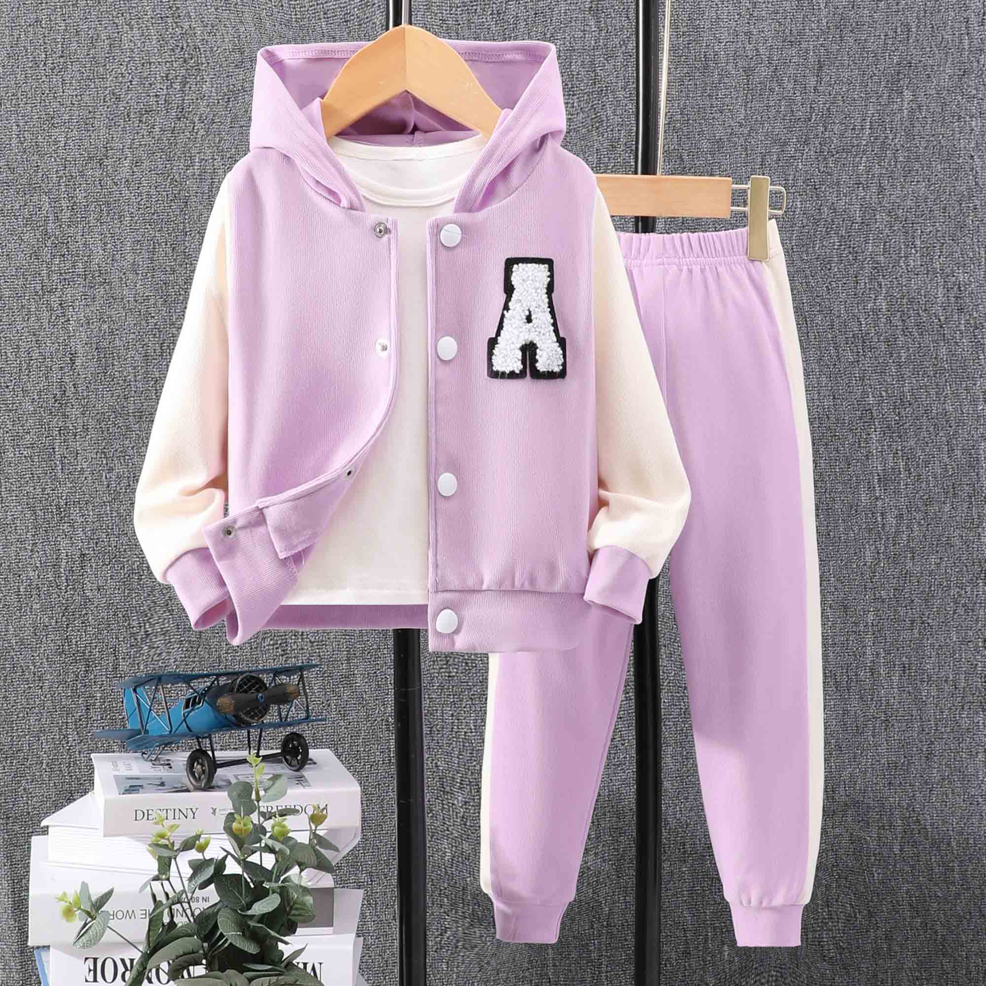【18M-8Y】2-piece Unisex Letter Embroidered Colorblock Hooded Sports Coat And Pants Set - 34442 【18M-8Y】2-piece Unisex Letter Embroidered Colorblock Hooded Sports Coat And Pants Set - 34442