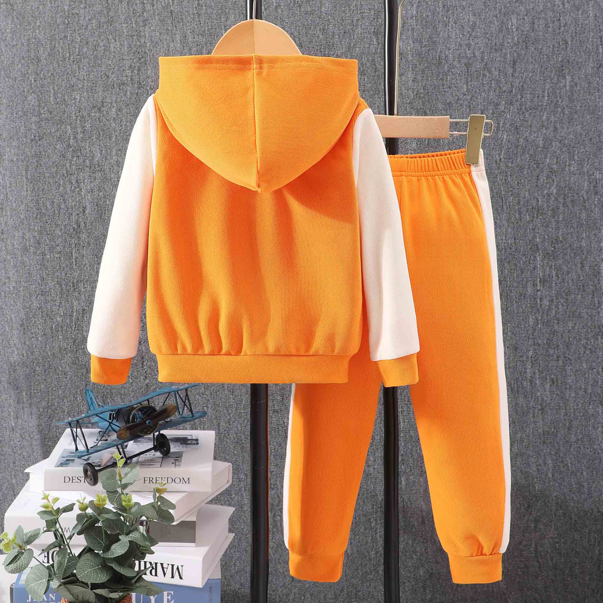 【18M-8Y】2-piece Unisex Letter Embroidered Colorblock Hooded Sports Coat And Pants Set - 34442 【18M-8Y】2-piece Unisex Letter Embroidered Colorblock Hooded Sports Coat And Pants Set - 34442