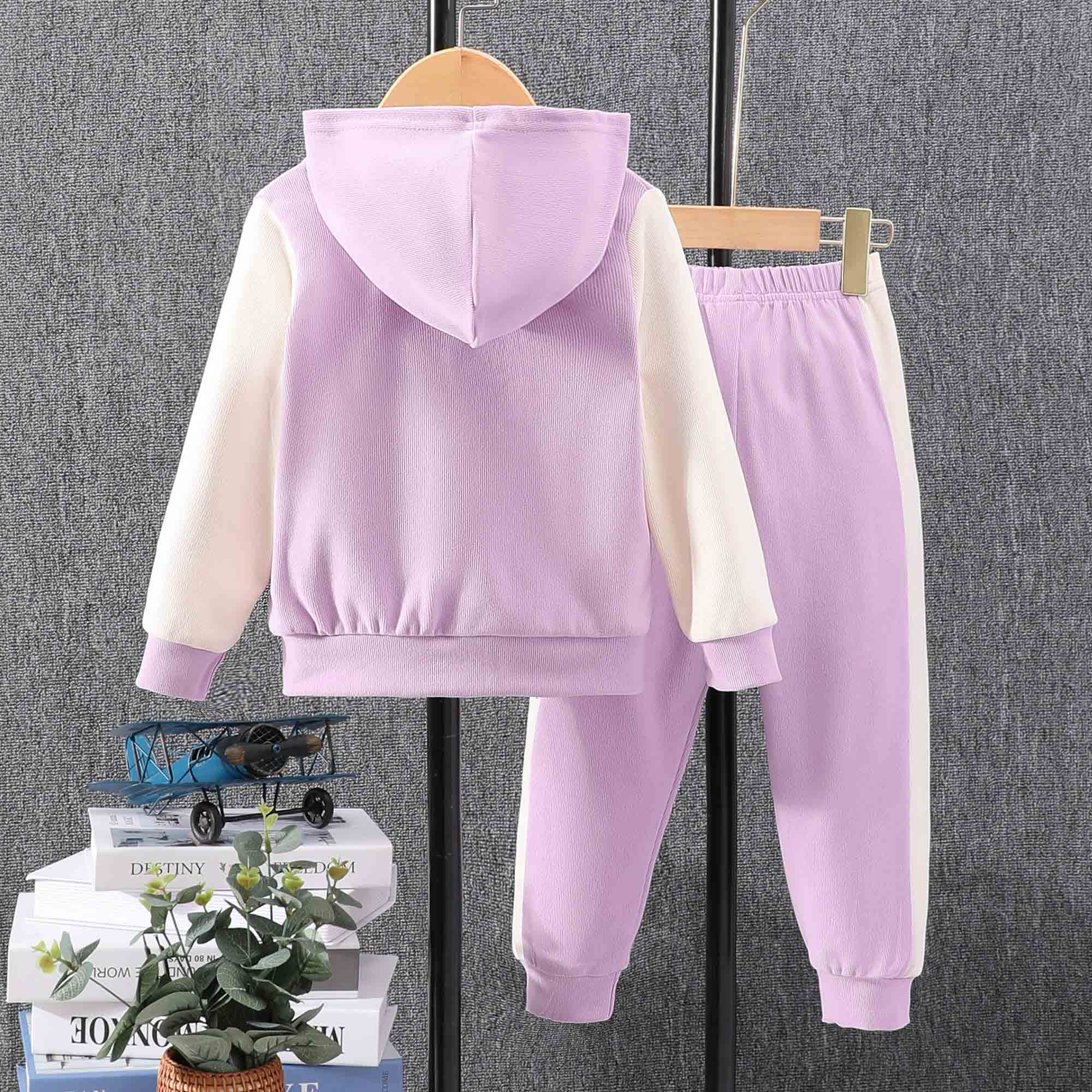 【18M-8Y】2-piece Unisex Letter Embroidered Colorblock Hooded Sports Coat And Pants Set - 34442 【18M-8Y】2-piece Unisex Letter Embroidered Colorblock Hooded Sports Coat And Pants Set - 34442